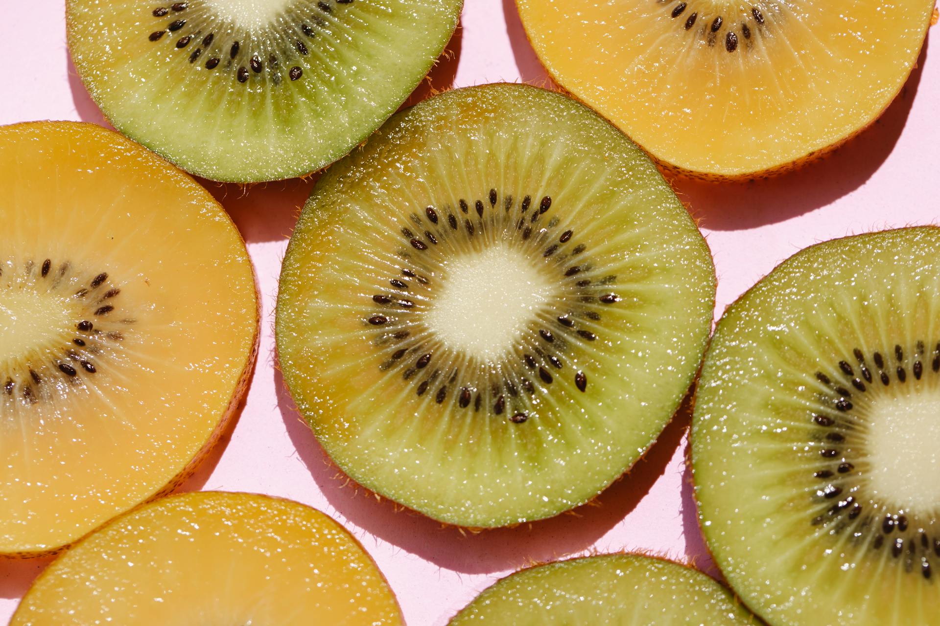 Kiwi Before Bed: Can Eating 2 Kiwis Help You Sleep Better?
