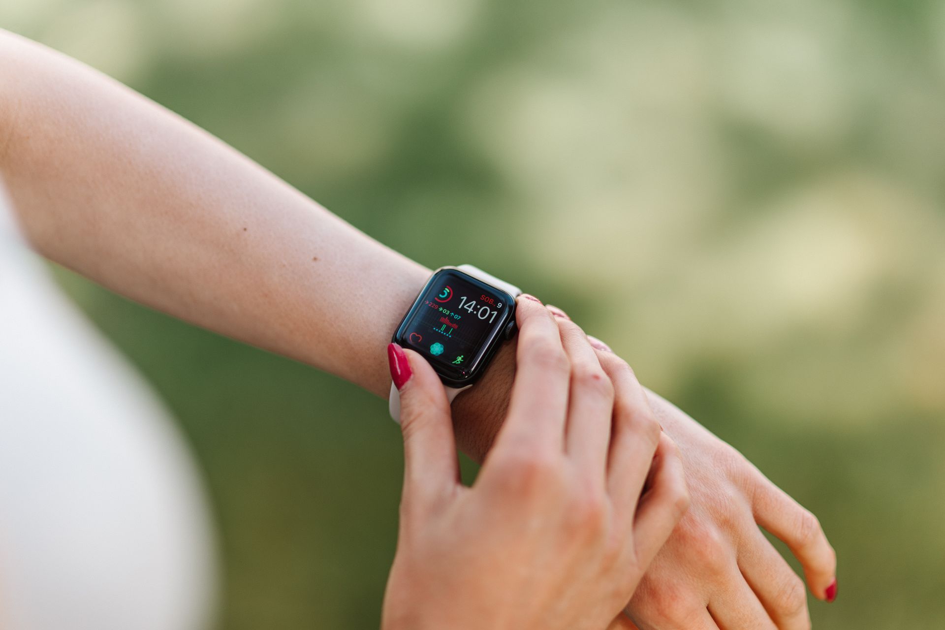 Person checking a smartwatch during exercise while learning can you test mitochondrial health through VO₂ max, recovery, and fitness data.